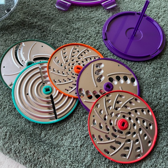 Genius 9 cup Slicer Shredder Food Prep System Red - Picture 6 of 6